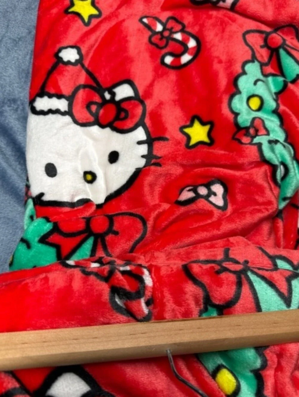 Hello Kitty Peppermint Wreath Cloud Throw Blanket 60x70 Christmas Red NWT Hanger
